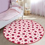 - RealHomes Dijital Baskılı Kaymaz Tabanlı Comfort Çocuk Odası Yuvarlak Halı - Realhomes  Uğur Böceği Ve Kalp Tasarımlı Çocuk & Genç Odası Makinede Yıkanabilir Kaymaz Tabanlı Yuvarlak Çocuk Halısı Realhomes