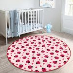 - RealHomes Dijital Baskılı Kaymaz Tabanlı Comfort Çocuk Odası Yuvarlak Halı - Realhomes Uğur Böceği Ve Kalp Tasarımlı Çocuk & Genç Odası Makinede Yıkanabilir Kaymaz Tabanlı Yuvarlak Çocuk Halısı Realhomes