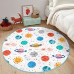 - RealHomes Dijital Baskılı Kaymaz Tabanlı Comfort Çocuk Odası Yuvarlak Halı - Realhomes  Gezegen Temalı Çocuk & Genç Odası Makinede Yıkanabilir Kaymaz Tabanlı Yuvarlak Çocuk Halısı Realhomes