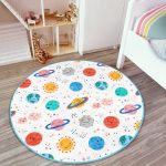 - RealHomes Dijital Baskılı Kaymaz Tabanlı Comfort Çocuk Odası Yuvarlak Halı - Realhomes  Gezegen Temalı Çocuk & Genç Odası Makinede Yıkanabilir Kaymaz Tabanlı Yuvarlak Çocuk Halısı Realhomes