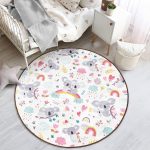 - RealHomes Dijital Baskılı Kaymaz Tabanlı Comfort Çocuk Odası Yuvarlak Halı - Realhomes Sevimli Gri Koala Desenli Çocuk & Genç Odası Makinede Yıkanabilir Kaymaz Tabanlı Yuvarlak Çocuk Halısı Realhomes