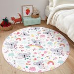 - RealHomes Dijital Baskılı Kaymaz Tabanlı Comfort Çocuk Odası Yuvarlak Halı - Realhomes Sevimli Gri Koala Desenli Çocuk & Genç Odası Makinede Yıkanabilir Kaymaz Tabanlı Yuvarlak Çocuk Halısı Realhomes
