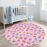 - RealHomes Dijital Baskılı Kaymaz Tabanlı Comfort Çocuk Odası Yuvarlak Halı - Realhomes  Pembe Zeminde Bebek Odası Temalı Çocuk & Genç Odası Makinede Yıkanabilir Kaymaz Tabanlı Yuvarlak Çocuk Halısı Realhomes