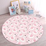 - RealHomes Dijital Baskılı Kaymaz Tabanlı Comfort Çocuk Odası Yuvarlak Halı - Realhomes  Pembe Zeminde Kuğu Motifli Çocuk & Genç Odası Makinede Yıkanabilir Kaymaz Tabanlı Yuvarlak Çocuk Halısı Realhomes