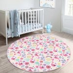 - RealHomes Dijital Baskılı Kaymaz Tabanlı Comfort Çocuk Odası Yuvarlak Halı - Realhomes  Pembe Pelikan Ve Çiçek Desenli Çocuk & Genç Odası Makinede Yıkanabilir Kaymaz Tabanlı Yuvarlak Çocuk Halısı Realhomes