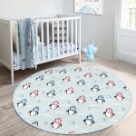 - RealHomes Dijital Baskılı Kaymaz Tabanlı Comfort Çocuk Odası Yuvarlak Halı - Realhomes  Atkılı Penguen Desenli Çocuk & Genç Odası Makinede Yıkanabilir Kaymaz Tabanlı Yuvarlak Çocuk Halısı Realhomes