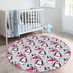 - RealHomes Dijital Baskılı Kaymaz Tabanlı Comfort Çocuk Odası Yuvarlak Halı - Realhomes  Penguen Desenli Çocuk & Genç Odası Makinede Yıkanabilir Kaymaz Tabanlı Yuvarlak Çocuk Halısı Realhomes