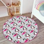 - RealHomes Dijital Baskılı Kaymaz Tabanlı Comfort Çocuk Odası Yuvarlak Halı - Realhomes  Penguen Desenli Çocuk & Genç Odası Makinede Yıkanabilir Kaymaz Tabanlı Yuvarlak Çocuk Halısı Realhomes