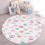 - RealHomes Dijital Baskılı Kaymaz Tabanlı Comfort Çocuk Odası Yuvarlak Halı - Realhomes  Taç Motifli Renkli Çocuk & Genç Odası Makinede Yıkanabilir Kaymaz Tabanlı Yuvarlak Çocuk Halısı Realhomes