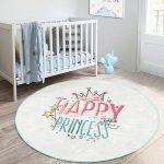 - RealHomes Dijital Baskılı Kaymaz Tabanlı Comfort Çocuk Odası Yuvarlak Halı - Realhomes  Happy Princess Yazı Desenli Çocuk & Genç Odası Makinede Yıkanabilir Kaymaz Tabanlı Yuvarlak Çocuk Halısı Realhomes