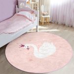 - RealHomes Dijital Baskılı Kaymaz Tabanlı Comfort Çocuk Odası Yuvarlak Halı - Realhomes  Pembe Zeminli Kuğu Desenli Çocuk & Genç Odası Makinede Yıkanabilir Kaymaz Tabanlı Yuvarlak Çocuk Halısı Realhomes