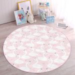 - RealHomes Dijital Baskılı Kaymaz Tabanlı Comfort Çocuk Odası Yuvarlak Halı - Realhomes  Pembe Puan Temalı Kuğu Motifli Çocuk & Genç Odası Makinede Yıkanabilir Kaymaz Tabanlı Yuvarlak Çocuk Halısı Realhomes