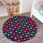 - RealHomes Dijital Baskılı Kaymaz Tabanlı Comfort Çocuk Odası Yuvarlak Halı - Realhomes Siyah Zeminde Kalpler Çocuk & Genç Odası Makinede Yıkanabilir Kaymaz Tabanlı Yuvarlak Çocuk Halısı Realhomes