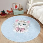 - RealHomes Dijital Baskılı Kaymaz Tabanlı Comfort Çocuk Odası Yuvarlak Halı - Realhomes  Mavi Zeminde Sevimli Kedicik Çocuk & Genç Odası Makinede Yıkanabilir Kaymaz Tabanlı Yuvarlak Çocuk Halısı Realhomes