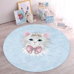 - RealHomes Dijital Baskılı Kaymaz Tabanlı Comfort Çocuk Odası Yuvarlak Halı - Realhomes  Mavi Zeminde Sevimli Kedicik Çocuk & Genç Odası Makinede Yıkanabilir Kaymaz Tabanlı Yuvarlak Çocuk Halısı Realhomes