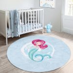 - RealHomes Dijital Baskılı Kaymaz Tabanlı Comfort Çocuk Odası Yuvarlak Halı - Realhomes  Mavi Zeminde Denizkızı Desenli Çocuk & Genç Odası Makinede Yıkanabilir Kaymaz Tabanlı Yuvarlak Çocuk Halısı Realhomes