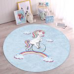 - RealHomes Dijital Baskılı Kaymaz Tabanlı Comfort Çocuk Odası Yuvarlak Halı - Realhomes  Mavi Zeminde Bisiklet Ve Unicorn Tasarımlı Çocuk & Genç Odası Makinede Yıkanabilir Kaymaz Tabanlı Yuvarlak Çocuk Halısı Realhomes