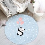 - RealHomes Dijital Baskılı Kaymaz Tabanlı Comfort Çocuk Odası Yuvarlak Halı - Realhomes  Mavi Zemin Uçan Balonlar Ve Sevimli Panda Desenli Çocuk & Genç Odası Makinede Yıkanabilir Kaymaz Tabanlı Yuvarlak Çocuk Halısı Realhomes