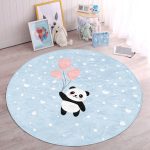 - RealHomes Dijital Baskılı Kaymaz Tabanlı Comfort Çocuk Odası Yuvarlak Halı - Realhomes  Mavi Zemin Uçan Balonlar Ve Sevimli Panda Desenli Çocuk & Genç Odası Makinede Yıkanabilir Kaymaz Tabanlı Yuvarlak Çocuk Halısı Realhomes