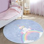 - RealHomes Dijital Baskılı Kaymaz Tabanlı Comfort Çocuk Odası Yuvarlak Halı - Realhomes  Unicorn Party Yazılı Çocuk & Genç Odası Makinede Yıkanabilir Kaymaz Tabanlı Yuvarlak Çocuk Halısı Realhomes