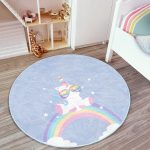 - RealHomes Dijital Baskılı Kaymaz Tabanlı Comfort Çocuk Odası Yuvarlak Halı - Realhomes  Unicorn Party Yazılı Çocuk & Genç Odası Makinede Yıkanabilir Kaymaz Tabanlı Yuvarlak Çocuk Halısı Realhomes