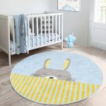 - RealHomes Dijital Baskılı Kaymaz Tabanlı Comfort Çocuk Odası Yuvarlak Halı - Realhomes  Mavi Zeminde Gri Sarı Ayıcık Motifli Çocuk & Genç Odası Makinede Yıkanabilir Kaymaz Tabanlı Yuvarlak Çocuk Halısı Realhomes