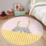 - RealHomes Dijital Baskılı Kaymaz Tabanlı Comfort Çocuk Odası Yuvarlak Halı - Realhomes  Pembe Zemin Gri Kunduz Tasarımlı Çocuk & Genç Odası Makinede Yıkanabilir Kaymaz Tabanlı Yuvarlak Çocuk Halısı Realhomes