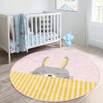 - RealHomes Dijital Baskılı Kaymaz Tabanlı Comfort Çocuk Odası Yuvarlak Halı - Realhomes  Pembe Zemin Gri Kunduz Tasarımlı Çocuk & Genç Odası Makinede Yıkanabilir Kaymaz Tabanlı Yuvarlak Çocuk Halısı Realhomes