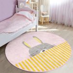 - RealHomes Dijital Baskılı Kaymaz Tabanlı Comfort Çocuk Odası Yuvarlak Halı - Realhomes  Pembe Zemin Gri Kunduz Tasarımlı Çocuk & Genç Odası Makinede Yıkanabilir Kaymaz Tabanlı Yuvarlak Çocuk Halısı Realhomes