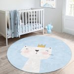- RealHomes Dijital Baskılı Kaymaz Tabanlı Comfort Çocuk Odası Yuvarlak Halı - Realhomes  Mavi Zeminde Hello Kedicik Çocuk & Genç Odası Makinede Yıkanabilir Kaymaz Tabanlı Yuvarlak Çocuk Halısı Realhomes