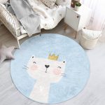 - RealHomes Dijital Baskılı Kaymaz Tabanlı Comfort Çocuk Odası Yuvarlak Halı - Realhomes  Mavi Zeminde Hello Kedicik Çocuk & Genç Odası Makinede Yıkanabilir Kaymaz Tabanlı Yuvarlak Çocuk Halısı Realhomes