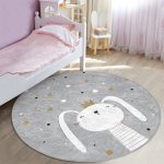 - RealHomes Dijital Baskılı Kaymaz Tabanlı Comfort Çocuk Odası Yuvarlak Halı - Realhomes  Gri Zeminde Renkli Puanlı Kedicik Desenli Çocuk & Genç Odası Makinede Yıkanabilir Kaymaz Tabanlı Yuvarlak Çocuk Halısı Realhomes