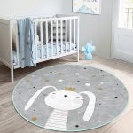 - RealHomes Dijital Baskılı Kaymaz Tabanlı Comfort Çocuk Odası Yuvarlak Halı - Realhomes  Gri Zeminde Renkli Puanlı Kedicik Desenli Çocuk & Genç Odası Makinede Yıkanabilir Kaymaz Tabanlı Yuvarlak Çocuk Halısı Realhomes