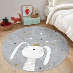 - RealHomes Dijital Baskılı Kaymaz Tabanlı Comfort Çocuk Odası Yuvarlak Halı - Realhomes  Gri Zeminde Renkli Puanlı Kedicik Desenli Çocuk & Genç Odası Makinede Yıkanabilir Kaymaz Tabanlı Yuvarlak Çocuk Halısı Realhomes
