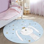- RealHomes Dijital Baskılı Kaymaz Tabanlı Comfort Çocuk Odası Yuvarlak Halı - Realhomes  Mavi Zeminde Renkli Puanlı Kedicik Desenli Çocuk & Genç Odası Makinede Yıkanabilir Kaymaz Tabanlı Yuvarlak Çocuk Halısı Realhomes