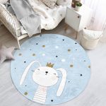 - RealHomes Dijital Baskılı Kaymaz Tabanlı Comfort Çocuk Odası Yuvarlak Halı - Realhomes  Mavi Zeminde Renkli Puanlı Kedicik Desenli Çocuk & Genç Odası Makinede Yıkanabilir Kaymaz Tabanlı Yuvarlak Çocuk Halısı Realhomes