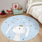 - RealHomes Dijital Baskılı Kaymaz Tabanlı Comfort Çocuk Odası Yuvarlak Halı - Realhomes  Mavi Zeminde Renkli Puanlı Kedicik Desenli Çocuk & Genç Odası Makinede Yıkanabilir Kaymaz Tabanlı Yuvarlak Çocuk Halısı Realhomes