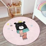 - RealHomes Dijital Baskılı Kaymaz Tabanlı Comfort Çocuk Odası Yuvarlak Halı - Realhomes  Pembe Zeminde Atkılı Ayıcık Desenli Çocuk & Genç Odası Makinede Yıkanabilir Kaymaz Tabanlı Yuvarlak Çocuk Halısı Realhomes