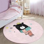 - RealHomes Dijital Baskılı Kaymaz Tabanlı Comfort Çocuk Odası Yuvarlak Halı - Realhomes  Pembe Zeminde Atkılı Ayıcık Desenli Çocuk & Genç Odası Makinede Yıkanabilir Kaymaz Tabanlı Yuvarlak Çocuk Halısı Realhomes