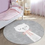 - RealHomes Dijital Baskılı Kaymaz Tabanlı Comfort Çocuk Odası Yuvarlak Halı - Realhomes Gri Zemin Uyuyan Ayıcık Desenli Çocuk & Genç Odası Makinede Yıkanabilir Kaymaz Tabanlı Yuvarlak Çocuk Halısı Realhomes