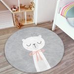 - RealHomes Dijital Baskılı Kaymaz Tabanlı Comfort Çocuk Odası Yuvarlak Halı - Realhomes Gri Zemin Uyuyan Ayıcık Desenli Çocuk & Genç Odası Makinede Yıkanabilir Kaymaz Tabanlı Yuvarlak Çocuk Halısı Realhomes