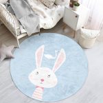 - RealHomes Dijital Baskılı Kaymaz Tabanlı Comfort Çocuk Odası Yuvarlak Halı - Realhomes  Mavi Zemin Sevimli Tavşan Ve Leylek Desenli Çocuk & Genç Odası Makinede Yıkanabilir Kaymaz Tabanlı Yuvarlak Çocuk Halısı Realhomes