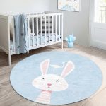 - RealHomes Dijital Baskılı Kaymaz Tabanlı Comfort Çocuk Odası Yuvarlak Halı - Realhomes  Mavi Zemin Sevimli Tavşan Ve Leylek Desenli Çocuk & Genç Odası Makinede Yıkanabilir Kaymaz Tabanlı Yuvarlak Çocuk Halısı Realhomes