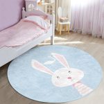 - RealHomes Dijital Baskılı Kaymaz Tabanlı Comfort Çocuk Odası Yuvarlak Halı - Realhomes  Mavi Zemin Sevimli Tavşan Ve Leylek Desenli Çocuk & Genç Odası Makinede Yıkanabilir Kaymaz Tabanlı Yuvarlak Çocuk Halısı Realhomes
