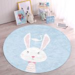 - RealHomes Dijital Baskılı Kaymaz Tabanlı Comfort Çocuk Odası Yuvarlak Halı - Realhomes  Mavi Zemin Sevimli Tavşan Ve Leylek Desenli Çocuk & Genç Odası Makinede Yıkanabilir Kaymaz Tabanlı Yuvarlak Çocuk Halısı Realhomes