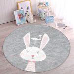 - RealHomes Dijital Baskılı Kaymaz Tabanlı Comfort Çocuk Odası Yuvarlak Halı - Realhomes  Gri Zemin Sevimli Tavşan Ve Leylek Desenli Çocuk & Genç Odası Makinede Yıkanabilir Kaymaz Tabanlı Yuvarlak Çocuk Halısı Realhomes