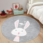 - RealHomes Dijital Baskılı Kaymaz Tabanlı Comfort Çocuk Odası Yuvarlak Halı - Realhomes  Gri Zemin Sevimli Tavşan Ve Leylek Desenli Çocuk & Genç Odası Makinede Yıkanabilir Kaymaz Tabanlı Yuvarlak Çocuk Halısı Realhomes