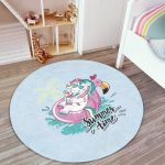 - RealHomes Dijital Baskılı Kaymaz Tabanlı Comfort Çocuk Odası Yuvarlak Halı - Realhomes  Mavi Zemin Flamingo Unicorn Temalı Çocuk & Genç Odası Makinede Yıkanabilir Kaymaz Tabanlı Yuvarlak Çocuk Halısı Realhomes