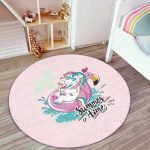 - RealHomes Dijital Baskılı Kaymaz Tabanlı Comfort Çocuk Odası Yuvarlak Halı - Realhomes Pembe Zemin Tatil Temalı Unicorn Desenli Çocuk & Genç Odası Makinede Yıkanabilir Kaymaz Tabanlı Yuvarlak Çocuk Halısı Realhomes