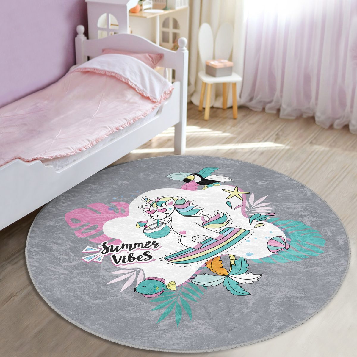 Gri Zemin Tatil Temalı Unicorn Desenli Çocuk & Genç Odası Makinede Yıkanabilir Kaymaz Tabanlı Yuvarlak Çocuk Halısı Realhomes